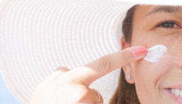 woman applying sunscreen
